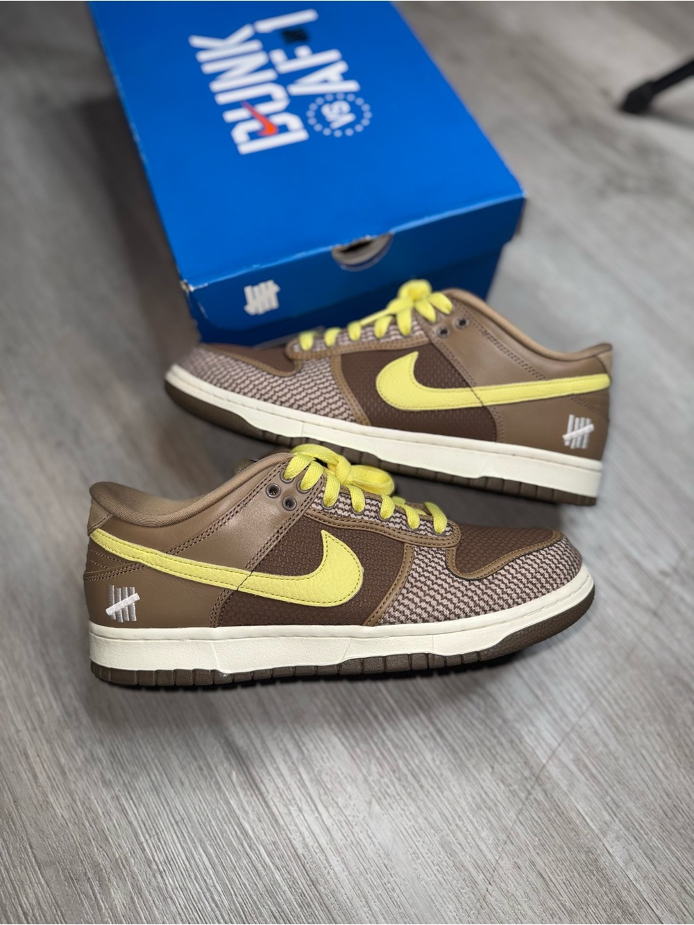 Nike dunk low brown undefeated Sneakers size 9 men with box